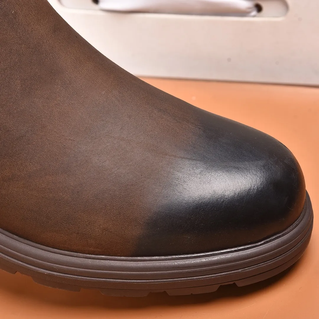 Men's shoes 💰640 (full genuine wool lining, 10% off for fake ones) Please pay attention to the quality of the original item and compare the thickness of the wool 🏮🏮 Popular UGG men's shoes from Australia's warm luxury brand, the official website is synchronized, Beckham men's style..., made of imported first-layer waxed cowhide, waxed toe cap, Australian real wool velvet lining Carefully sewn...Imported rubber Martin boots outsole (comfortable, soft and wear-resistant). I really like the quality..Exquisite workmanship. You can't put it down at first sight. Size 39-44